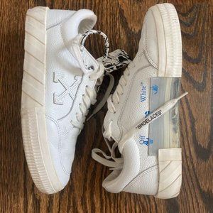 Off-White Low Volcanized Sneaker - Size 39/W 8.5